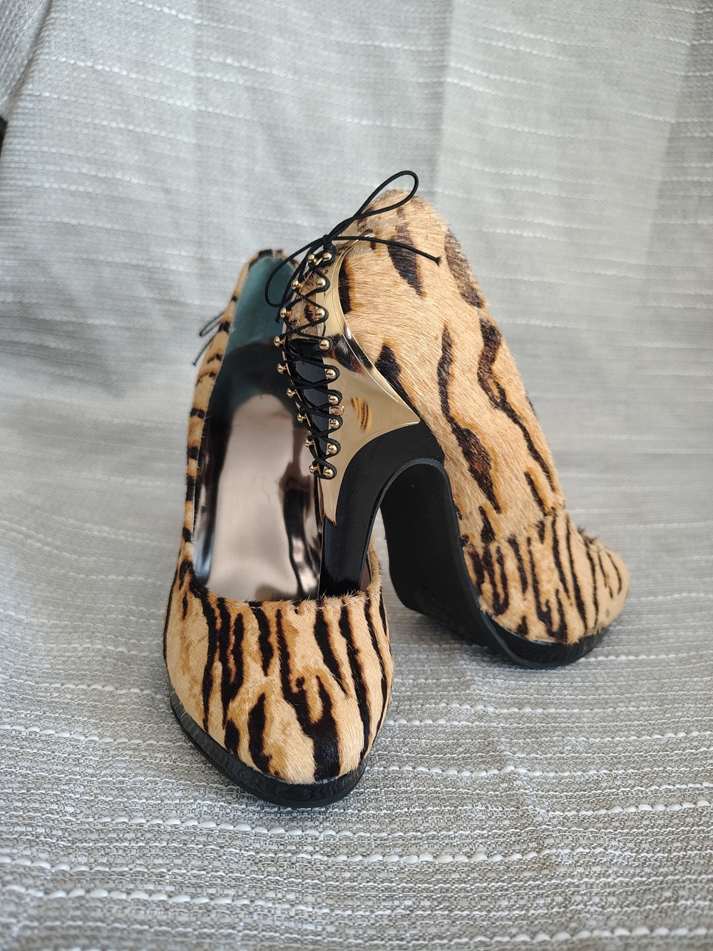 Y2K mark. (by Avon) Tiger Print Platform Pumps Gold Lace Up Heels Size 7